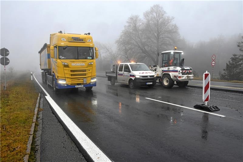 Wegen der Baustelle: B 4 könnte zu einer Eisbahn werden Auf einer Länge von fünf Kilometern ist die B 4 zwischen Marienteichbaude und Torfhaus in ihrer Mitte abgefräst. Foto: Berg