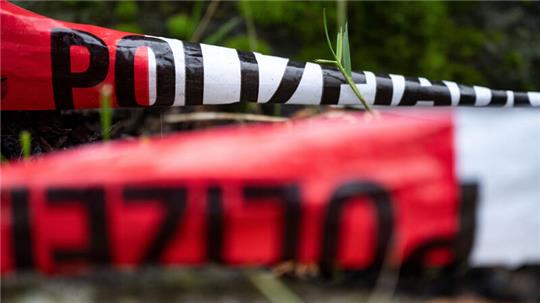 Auf einer Landstraße bei Osterode ist eine Leiche gefunden worden. Die Polizei vermutet, dass der 66-Jährige mit einem Auto zusammengestoßen sein könnte. Jetzt gab die Polizei neue Informationen bekannt.