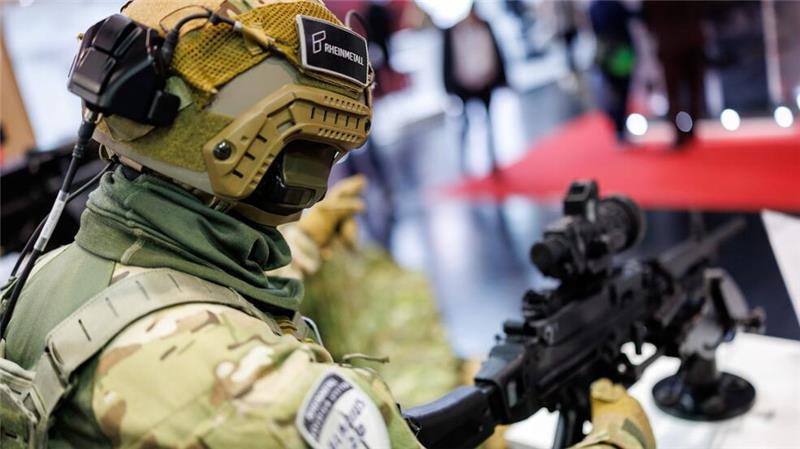 Rheinmetall-Aktie kostet zehnmal mehr als vor Ukraine-Krieg Auf einer Messe wird eine Puppe ausgestellt, die die Rheinmetall-Gladius-Kampfausrüstung von Rheinmetall trägt.