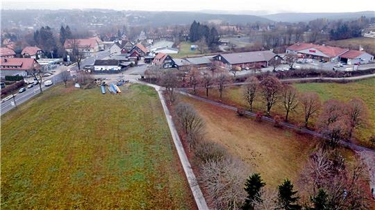 Auf einer Oberharzer Bergwiese an der Bundesstraße (vorn links) will Aldi einen neuen Standort errichten – hinten ist der aktuelle Aldi-Markt zu sehen. Archivfoto: Neuendorf
