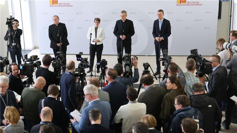„Es geht nach vorn“: Wilmer ist Chef der Bischöfe Auf einer Pressekonferenz wurde Heiner Wilmer als neuer Chef der deutschen Bischöfe vorgestellt.