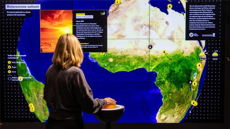 Auf einer Weltkugel können mit Hilfe eines Steuergerätes extreme Wetterphänomen der Vergangenheit angeklickt werden. 