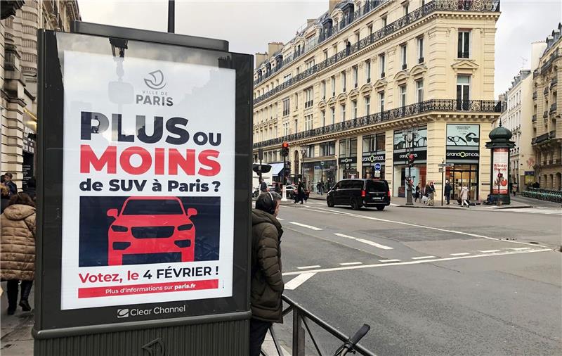 Paris will 18 Euro Parkgebühr pro Stunde für SUV verlangen Auf einer Werbetafel informiert die Stadt Paris über eine Bürgerbefragung zu erhöhten Parkgebühren für SUV.