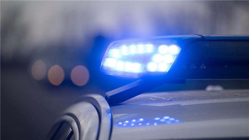 Auf einer glatten Straße prallt ein Wagen mit einer Mutter und einem Kind an Bord gegen einen Baum. (Symbolbild)