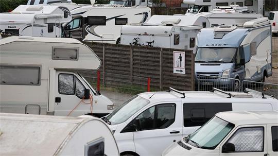 Auf einigen Stellplätzen für Wohnmobil und Caravan müssen Urlauber im Norden in diesem Jahr mehr zahlen - auf diesem Platz in Hamburg bleiben die Preise aber wie im Vorjahr.