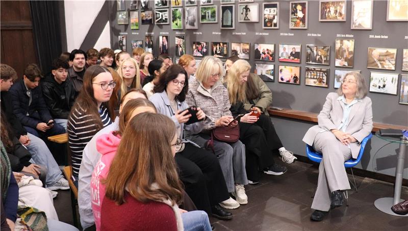 Auf engem Raum rückten die Schülerinnen und Schüler von vier Schulen aus Goslar und Bad Harzburg in der Däle, auf der Treppe und der Balustrade darüber zusammen, um Katharina Fritsch nach ihrem Kunstschaffen zu befragen.