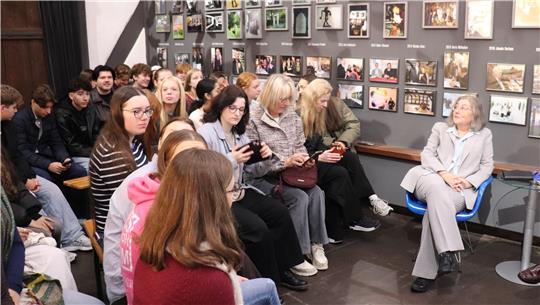 Auf engem Raum rückten die Schülerinnen und Schüler von vier Schulen aus Goslar und Bad Harzburg in der Däle, auf der Treppe und der Balustrade darüber zusammen, um Katharina Fritsch nach ihrem Kunstschaffen zu befragen.