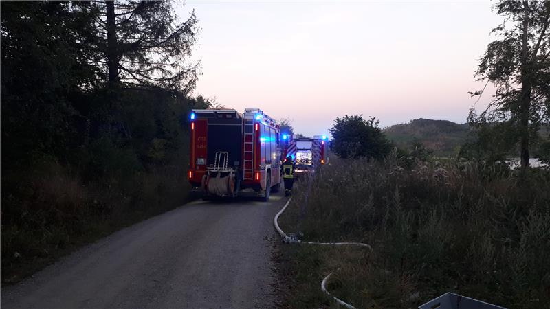 Auf engen Wegen sucht die Feuerwehr den Brandherd und beginnt mit den Löscharbeiten. Foto: Feuerwehr