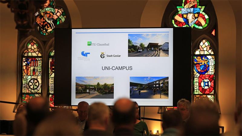 Auf ersten Visualisierungen sind die Pläne für den neuen Campus ersichtlich.