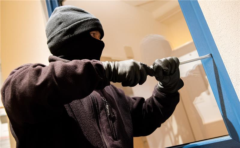 Auf frischer Tat ertappt ein Bad Harzburger einen Einbrecher. Der Unbekannte kann laut Polizei jedoch fliehen. Symbolfoto: Daniel Bockwoldt/dpa