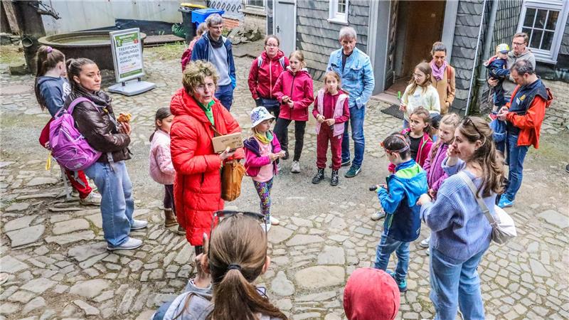 Nach dem Beinahe-Aus: Volles Haus im Oberharzer Bergwerksmuseum Viele Kinder versammeln sich, um mit der Taschenlampe ins Schaubergwerk zu gehen.