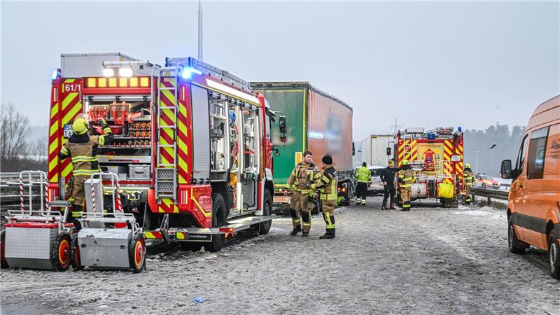 Wintereinbruch mit fatalen Folgen – Unfälle und Tote Auf glatten Straßen gab es zahlreiche Unfälle.