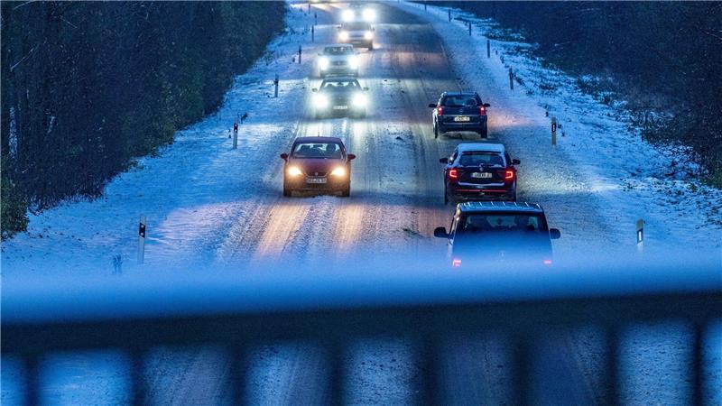 Wintereinbruch mit fatalen Folgen – Unfälle und Tote Auf glatten Straßen gerieten zahlreiche Fahrer und Fahrerinnen ins Schleudern.