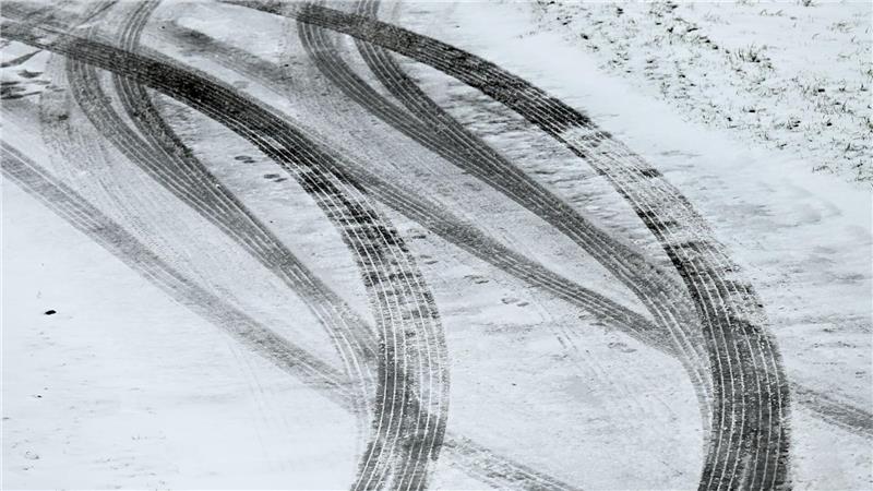 Auf glatten Straßen kam es zu zahlreichen Unfällen - etwa auf der B213 im Landkreis Cloppenburg. (Symbolbild)