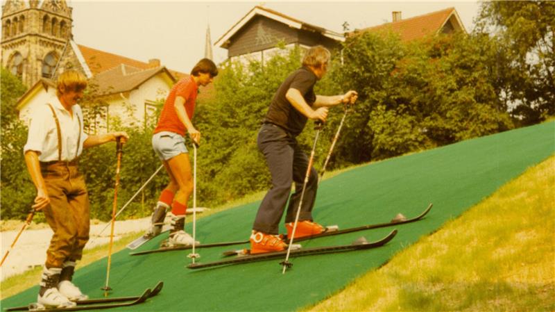 Wie waren Bad Harzburgs Sommer in den 80ern? Auf grünen Gleitmatten geht es im Sommer mit Skiern den Hang hinab.