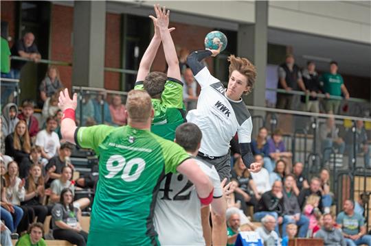Auf guter Flughöhe befindet sich Anton Kehler von der HSG Liebenburg-Salzgitter, der einen Treffer zum Derbysieg gegen die HSG Langelsheim/Astfeld beisteuert. Foto: Drechsler