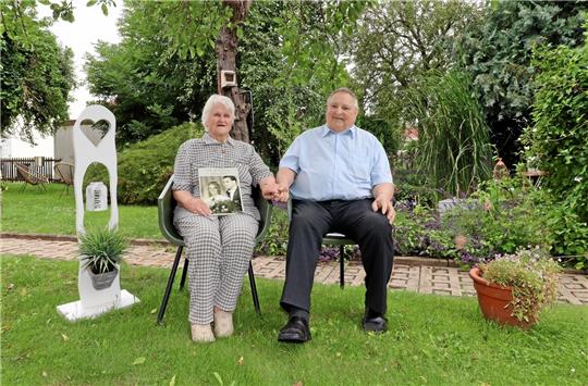 Auf ihre bereits 60 Jahre währende Ehe blicken Christiane und Udo Warnecke gerne zurück und schauen sich auch das Hochzeitsfoto von damals gerne an. Bei schönem Wetter sitzen sie gemeinsam im Garten und genießen ihren Lebensabend. Foto: Jambrek