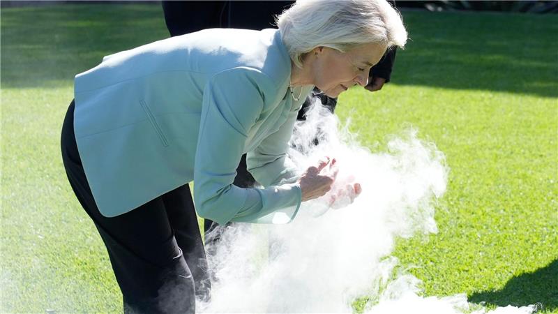 EU und Australien einigen sich auf Freihandelsabkommen Auf ihrer Australien-Reise nahm von der Leyen auch an einer traditionellen Rauchzeremonie der Aborigines im Admiralty House in Sydney teil. Der Rauch soll unter anderem böse Geister vertreiben.