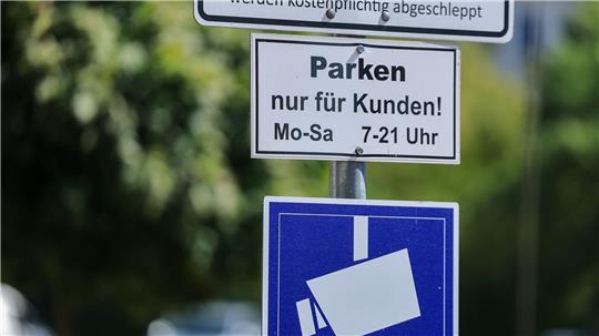 Auf immer mehr Parkplätzen, vor allem von Supermärkten, wird das Parken digital erfasst und von externen Dienstleistern abgewickelt. (Archivbild)