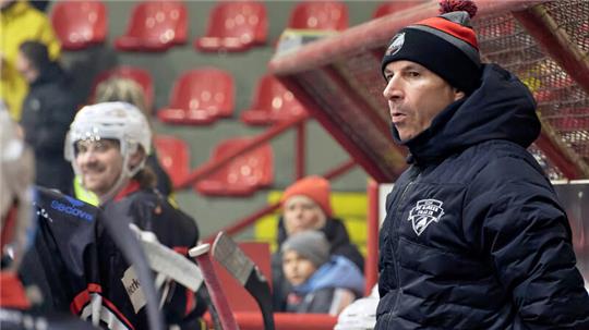 Auf in die fünfte Saison: Trainer Jozef Potac wird auch in der kommenden Saison bei den Harzer Falken an der Bande stehen. Foto: Drechsler