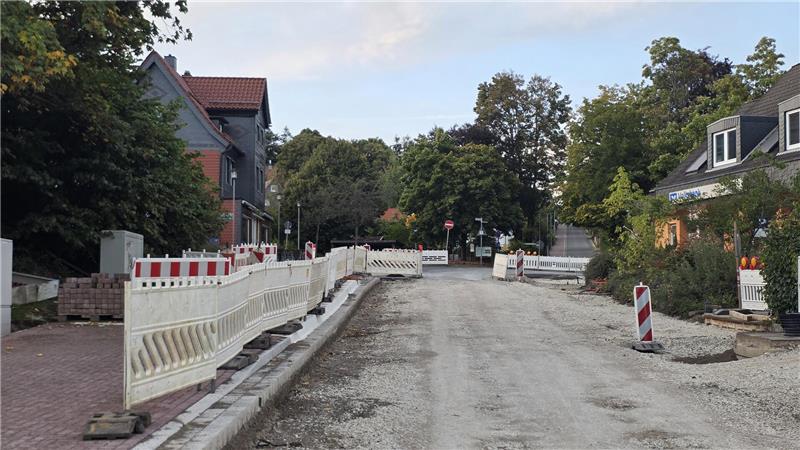 Auf in die letzten Wochen: Die Parkstraße ist Hahnenklees Hauptdurchfahrtsstraße und wird schon im zweiten Jahr saniert.