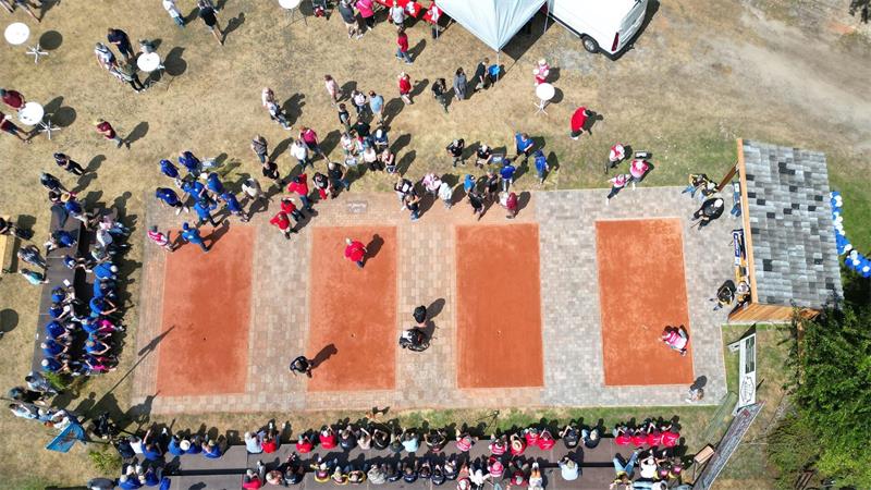 Murmel-Wettkampf: 32 Teams kämpfen um den Titel in Hatten Auf mehreren Bahnen traten die Teilnehemer und Teilnehmerinnan an.