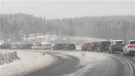 Auf mehreren Kilometern und über beide Fahrspuren staut sich am Samstag der Verkehr auf der B4 vor Torfhaus.