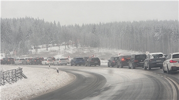 Auf mehreren Kilometern und über beide Fahrspuren staut sich am Samstag der Verkehr auf der B4 vor Torfhaus.