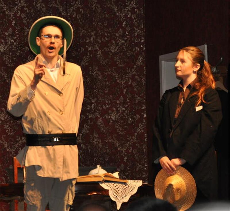 Auf nach Panama: Tim Burmester (l.) baut eine Schleuse nach der anderen im Kellerkanal. Stella Celine Lehmann kann als Dr. Einstein nur staunen.