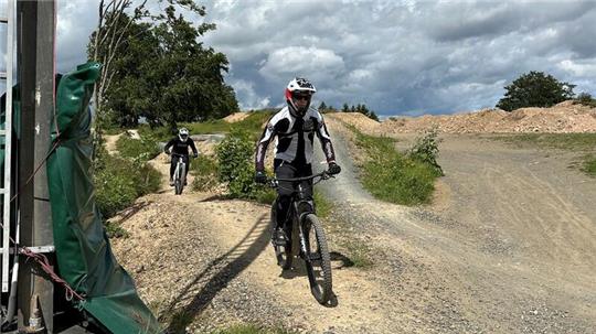 Auf neuen Trails geht es gerade jetzt zu Beginn der Sommerferien vom Matthias-Schmidt-Berg hinab ins Tal.