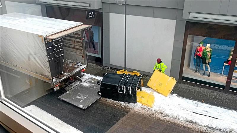 Landkreis Goslar: Tausende Fragen zu den gelben Tonnen Auf rutschigem Grund: Bei der Auslieferung der gelben Tonnen und Container in Goslar kommt es aufgrund des Winterwetters schon mal zu kleinen Problemen. Foto: Neumann