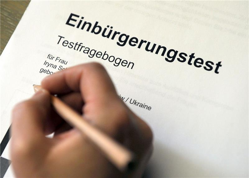 Einbürgerungsreform: Keine klare Mehrheit für den Doppelpass Auf schriftliche Deutsch-Prüfungen und einen Einbürgerungstest soll bei älteren Menschen, die einst über staatliche Abkommen als Arbeitskräfte ins Land gekommen waren, verzichtet werden.