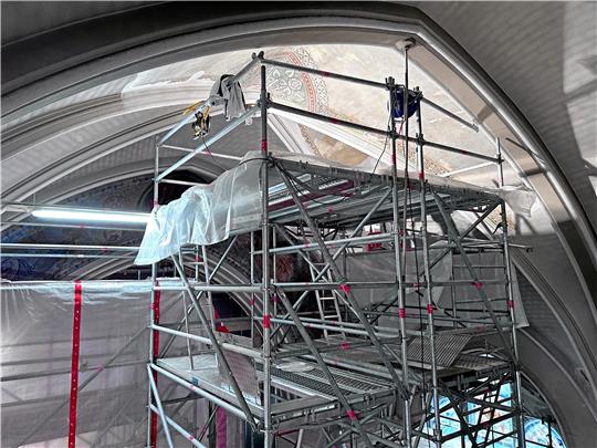 Auf sechs Meter hohen Gerüsten arbeiten die Restauratoren.