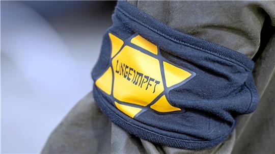 Auf seinem Facebook-Profil postet der Angeklagte ein ähnliches Bild mit einem sechseckigen gelbfarbenen Stern samt Aufschrift „Nicht Geimpft“. Foto: Gateau/dpa