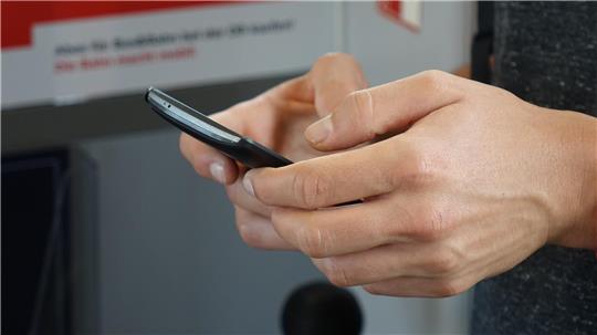 Auf seinem Handy hat der Angeklagte mehr als 1000 Kinderpornos gespeichert. Dafür stand er vor Gericht.