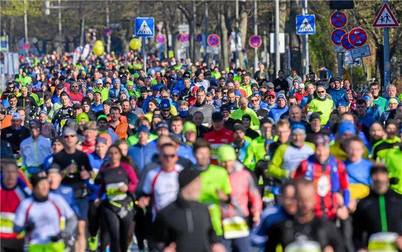 Auf solche Bilder hat die Läuferszene zwei Jahre lang gewartet: in Hannover gehen nach der zweijährigen Corona-Pause rund 16.000 Läuferinnen und Läufer auf verschiedenen Distanzen.  Foto: dpa