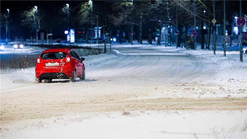 Auf spiegelglatten Straßen kam es zu mehreren Unfällen in Niedersachsen. 