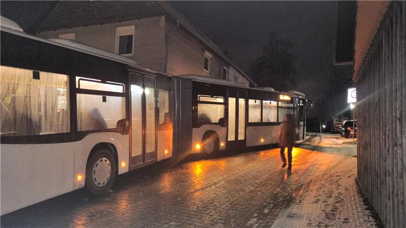 Bus auf eisglatter Straße