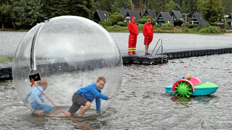 Auf und im Wasser gibt es wieder viele Angebote.