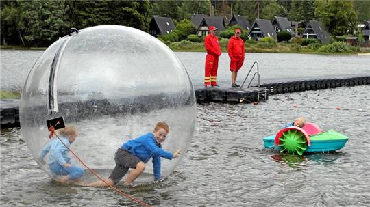 Auf und im Wasser gibt es wieder viele Angebote.
