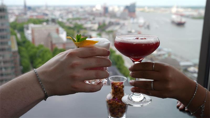 Auf uns?! Viele Millennials treffen sich bloß noch auf einen Drink mit Freunden von Zeit zu Zeit und erzählen sich dann, was sie getrennt voneinander erlebt haben. (Archivbild)