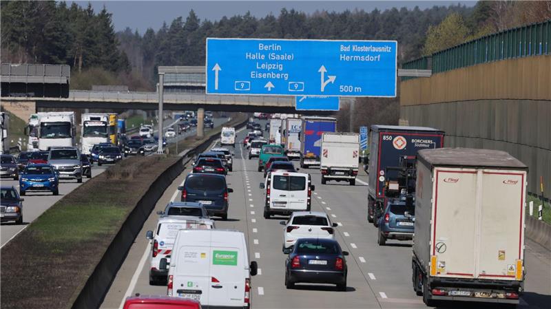 Auf vielen Autobahnen, wie hier auf der A9, herrschte am Donnerstagnachmittag reger Verkehr.