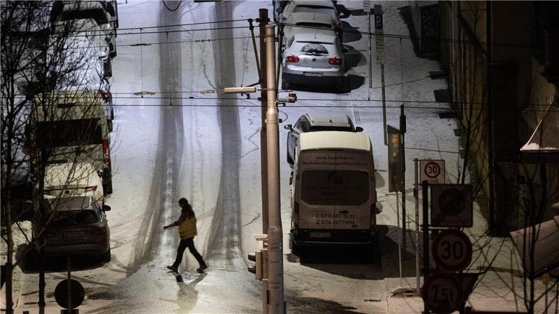 Auf vielen Straßen in Deutschland ist es weiterhin rutschig.