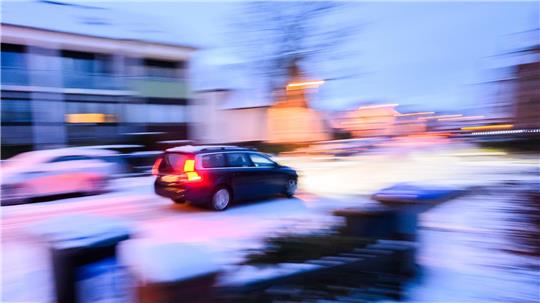 Auf vielen Straßen in Niedersachsen ist wegen Glätte Vorsicht geboten.
