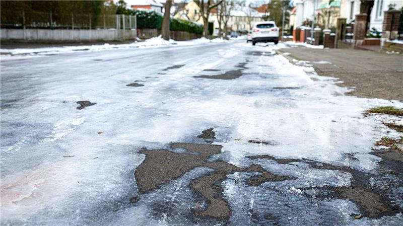 Auf vielen Straßen in Niedersachsen ist wegen Glätte Vorsicht geboten. (Symbolbild)