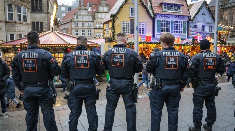 Hunderte gedenken der Opfer nach Todesfahrt von Magdeburg Auf vielen Weihnachtsmärkten wird nun die Polizeipräsenz erhöht. Der Magdeburger Weihnachtsmarkt bleibt für dieses Jahr geschlossen.