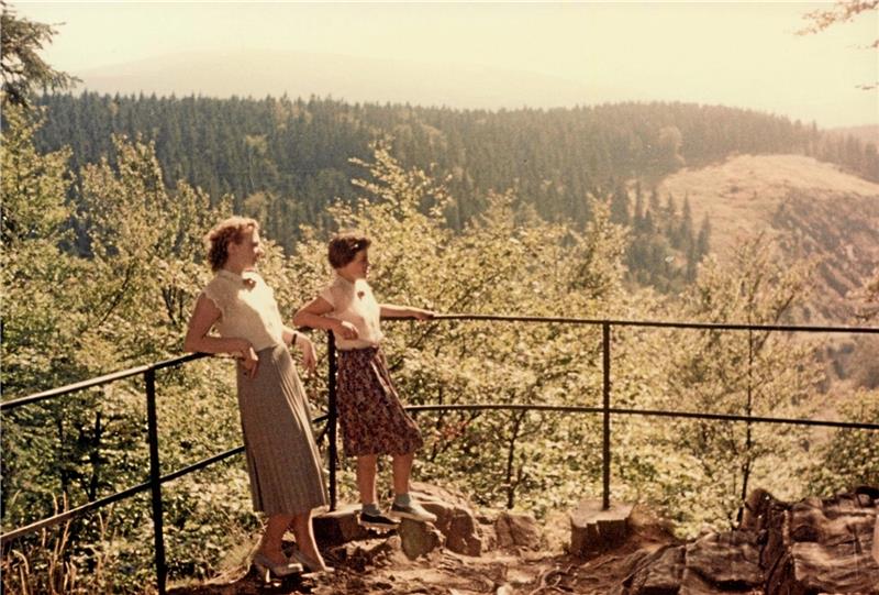 Schwarmwissen soll Bad Harzburger Bilderschatz aufwerten Auf welcher Klippe stehen diese beiden jungen Damen im Jahr 1953? Vermutungen gibt es viele, aber genau weiß es noch niemand. Foto: Ahrens-Archiv