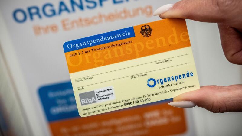 Was bringt der neue Anlauf für Organspenden? Auf www.organspende-register.de können Menschen ab 16 Jahren dokumentieren, ob sie zu einer Organspende nach dem Tod bereit sind oder nicht.