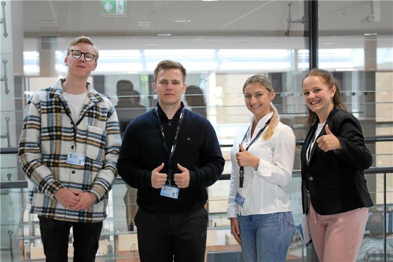 BBS Baßgeige: Online-Redaktion berichtet aus dem Landtag Auf zur Landtagssitzung: Mathies Fricke (von links), Joshua Warnecke, Celina Dellantonio und Anna Lena Lentge vor dem Plenarsaal. Foto: Privat