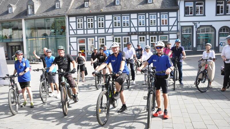 Goslar erstrampelt fast 59.000 Kilometer beim Stadtradeln Auf zur ersten Runde: Mit der Polizei vorneweg führt die Goslarer Startfahrt rund um die Jakobikirche.